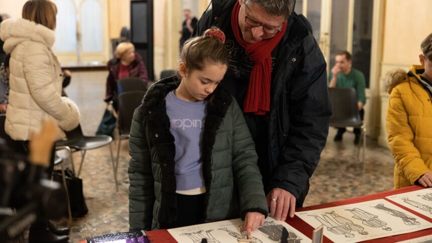 immagine Una bambina esplora con il papà una tavola tattile
