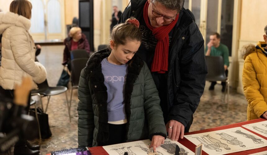 immagine Una bambina esplora con il papà una tavola tattile